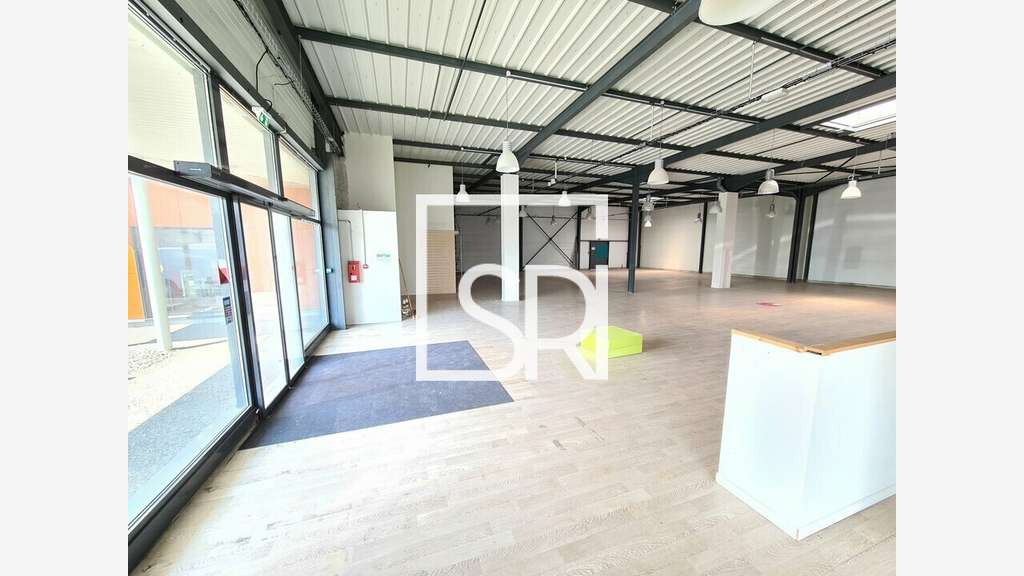 Local commercial de 448m² à louer à Mozac