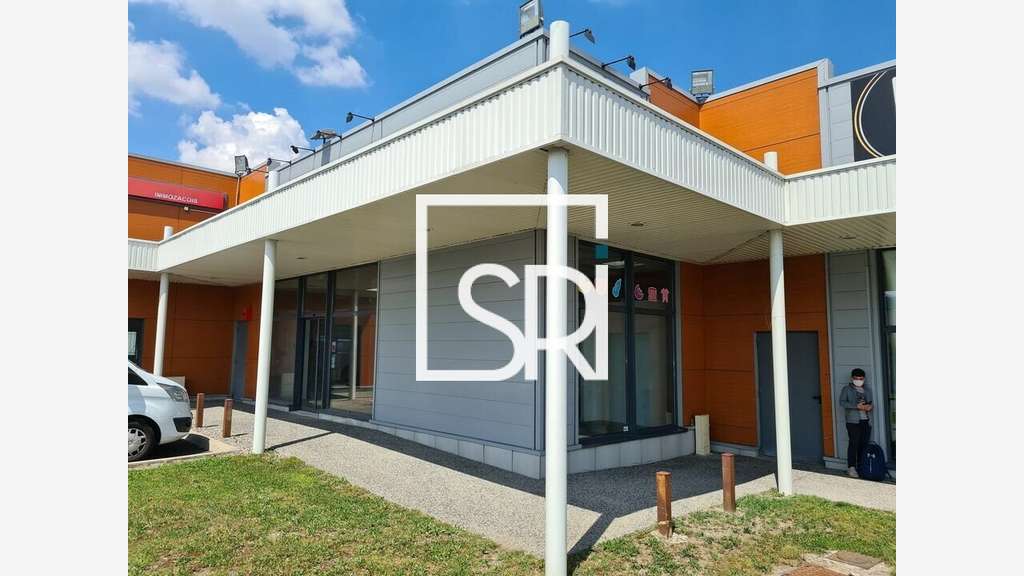 Local commercial de 448m² à louer à Mozac