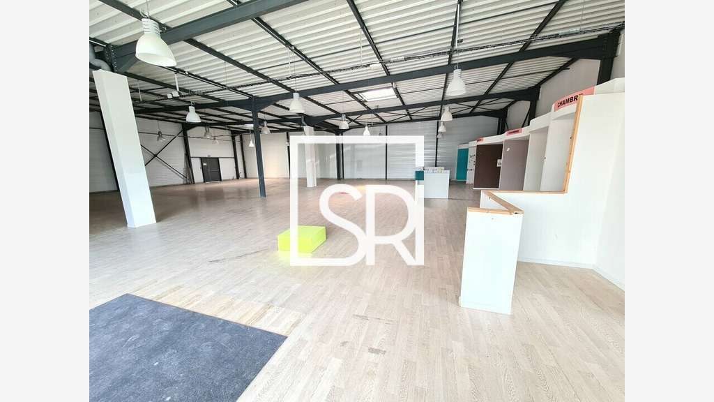 Local commercial de 448m² à louer à Mozac