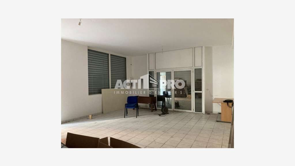 À louer local commercial d'angle 54m² à Perpignan