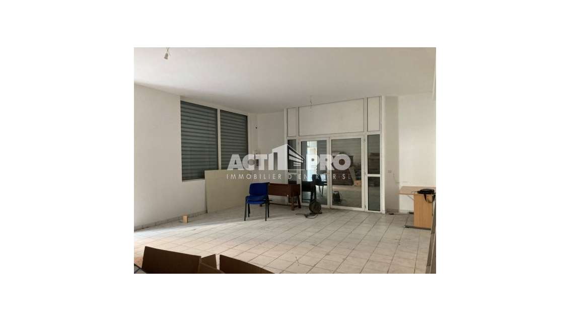A louer local commercial d'angle 54m² à Perpignan