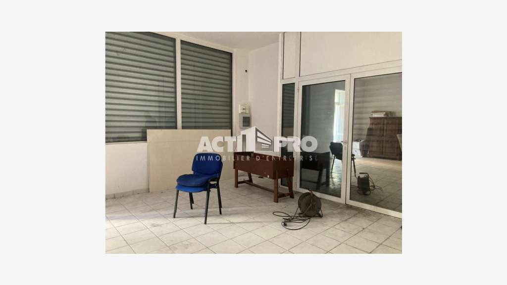 À louer local commercial d'angle 54m² à Perpignan