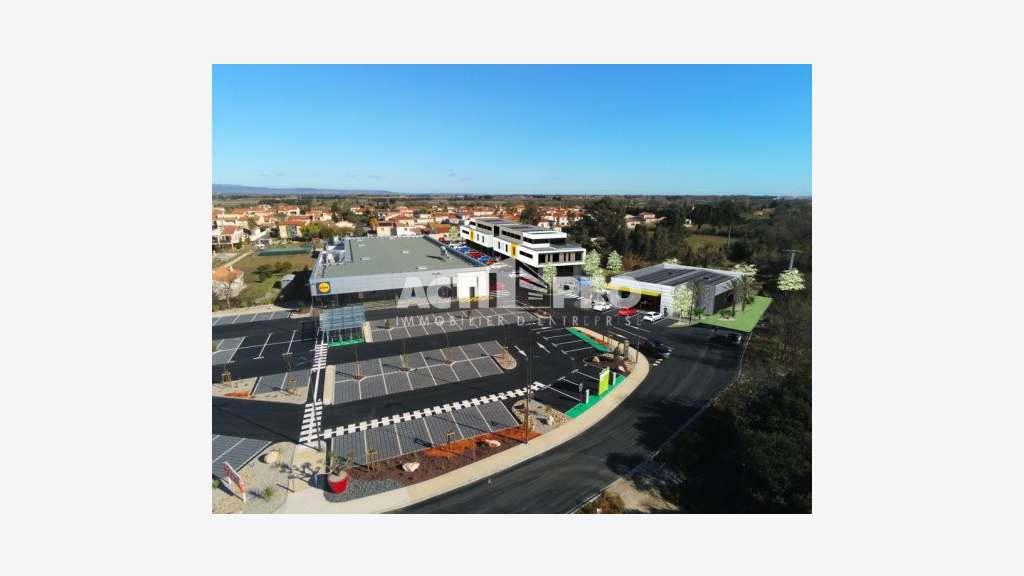 À louer local commercial 339m² zone activité à Pia