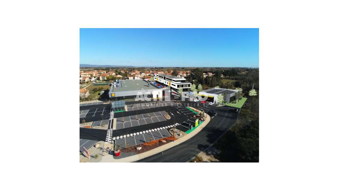 A louer local commercial 339m² zone activité à Pia