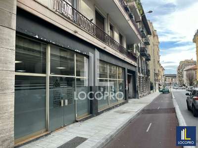 A louer local 1790m² sur axe stratégique à Nice