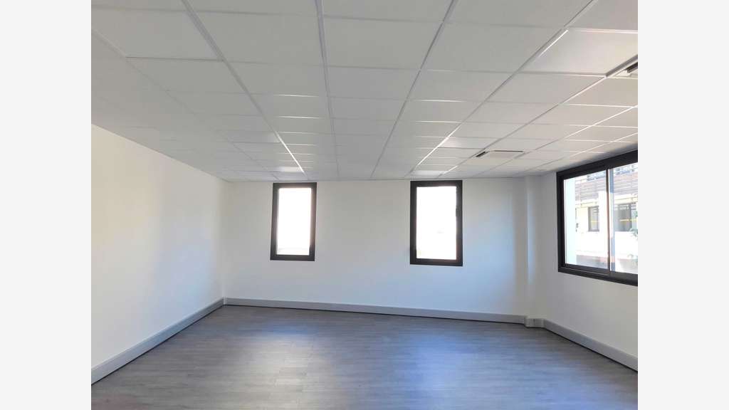 A louer bureaux 79m² PMR zone d'activité à Fréjus