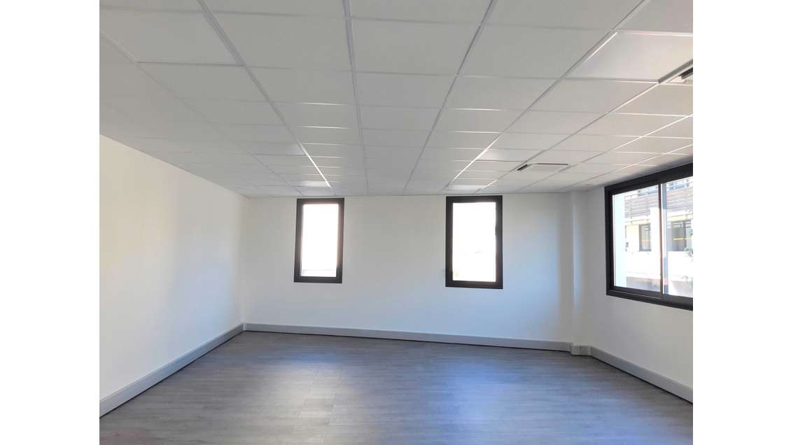 A louer bureaux 79m² PMR zone d'activité à Fréjus