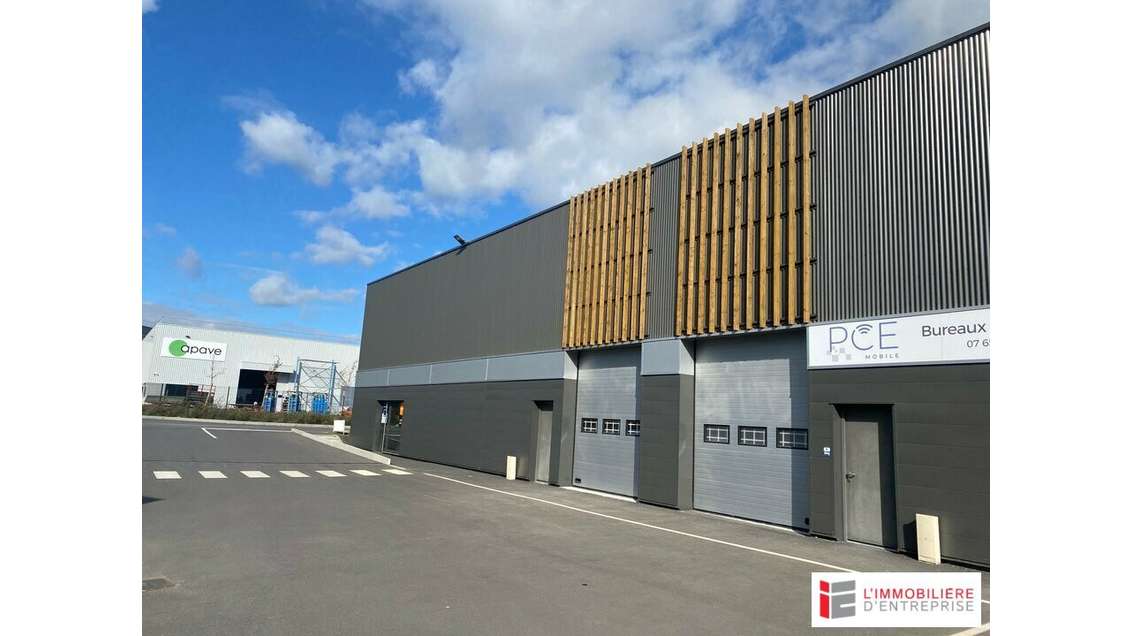 Local d'activité de 359m² à louer à Pacé