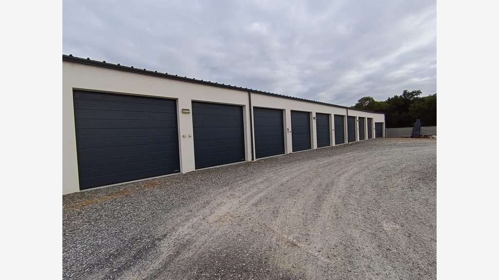 Grand box 22m² garage sécurisé à louer à Muzillac