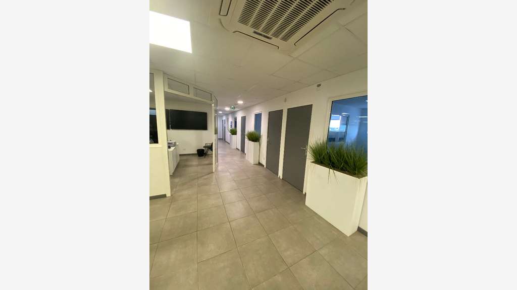 A louer bureaux 440m² RDC et étage à Ducos