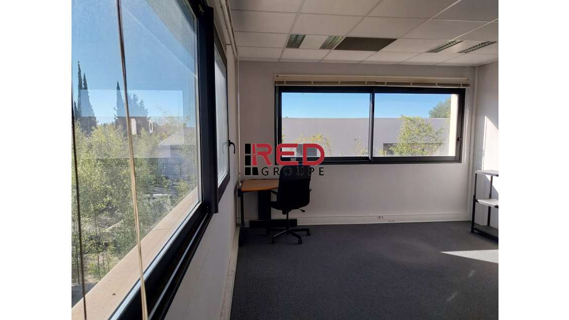 A louer bureaux très lumineux R+1 à Eguilles