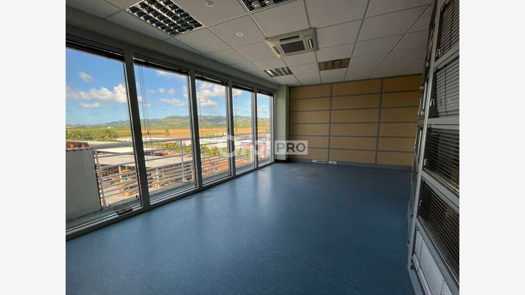 A louer plateau de bureau 173m² R+1 au Lamentin