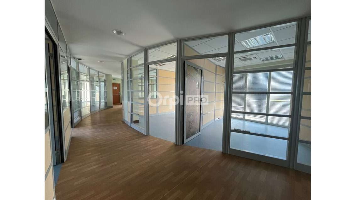 A louer plateau de bureau 173m² R+1 au Lamentin