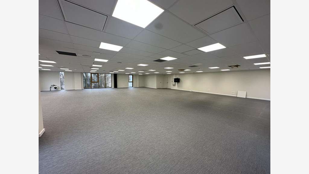 Plateau de bureaux de 300m² à louer à Bruges