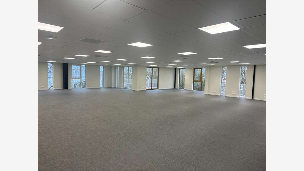 Plateau de bureaux de 300m² à louer à Bruges