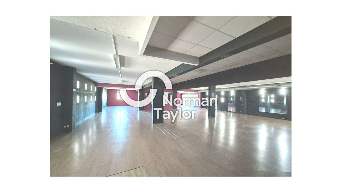 Bureaux 412m² R+1 à louer à Agde