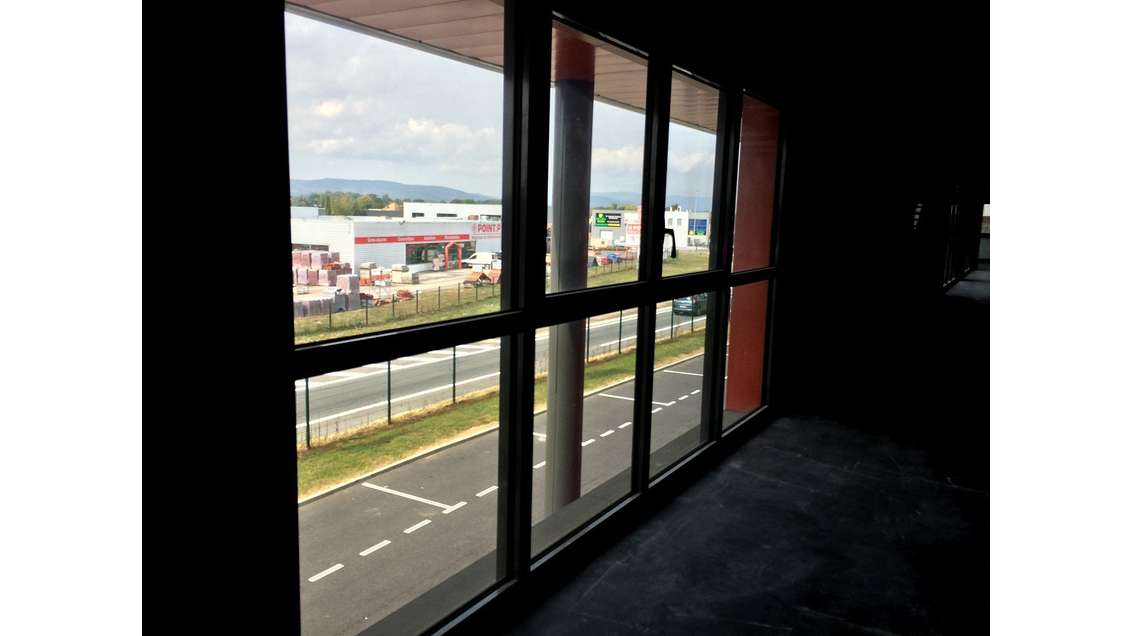 Plateau de bureaux 175m² R+1 à louer à Arnas