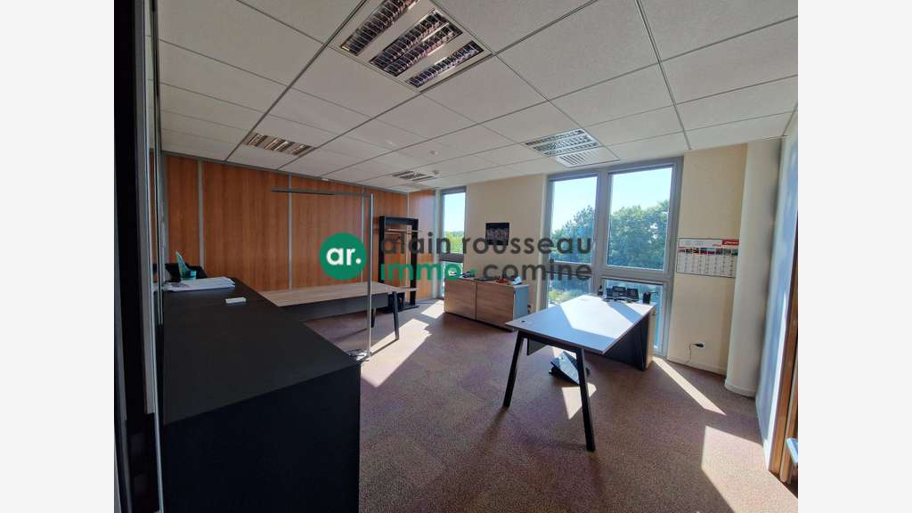 A louer bureaux 250m² belle visibilité à Beaucouzé