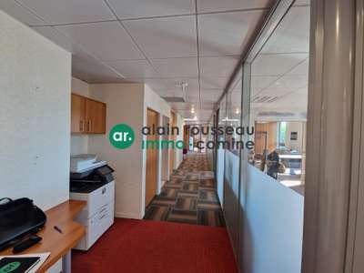 A louer bureaux 250m² belle visibilité à Beaucouzé