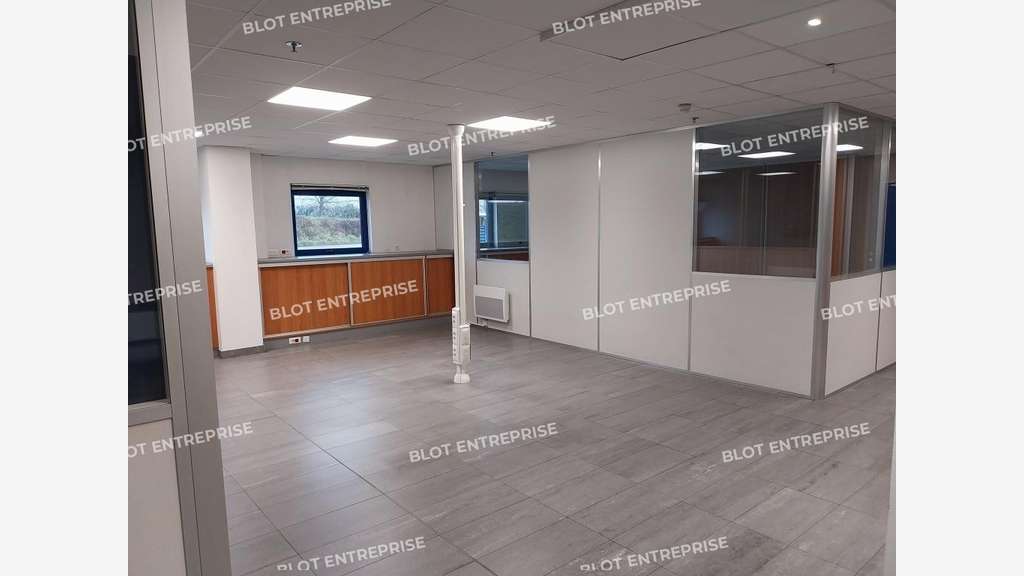 A louer plateforme logistique 18960m² Saint-Aignan