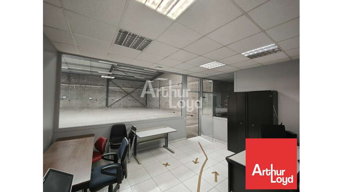 Entrepôts activités de 750m² à louer à Poitiers