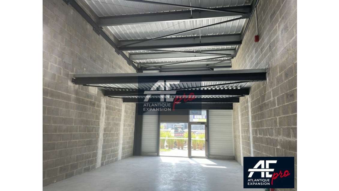 Entrepôt de 169m² + parkings à louer à Pornichet