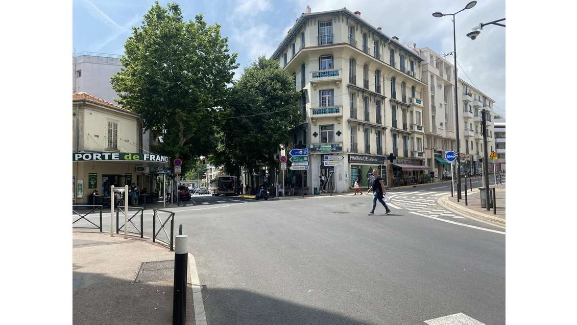 A louer local brut de béton 221m² à Antibes