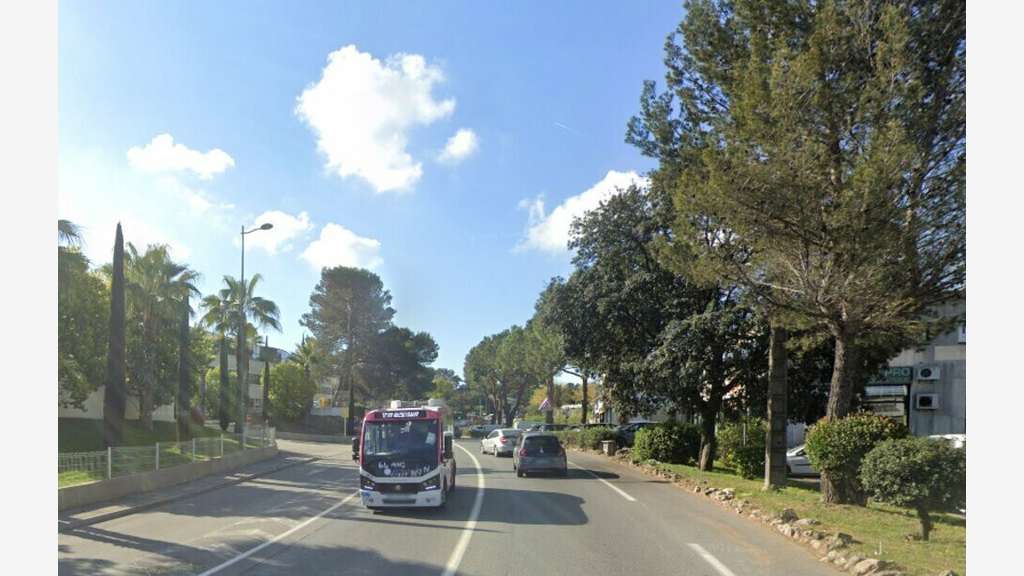 Location pure local commercial 251m² à Vallauris