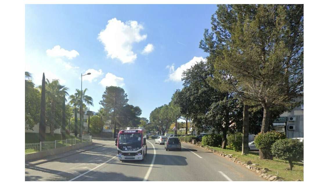 Location pure local commercial 251m² à Vallauris