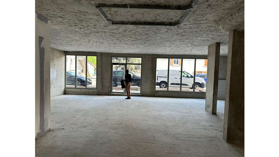 A louer local brut  179m² Saint Bonnet de Mure