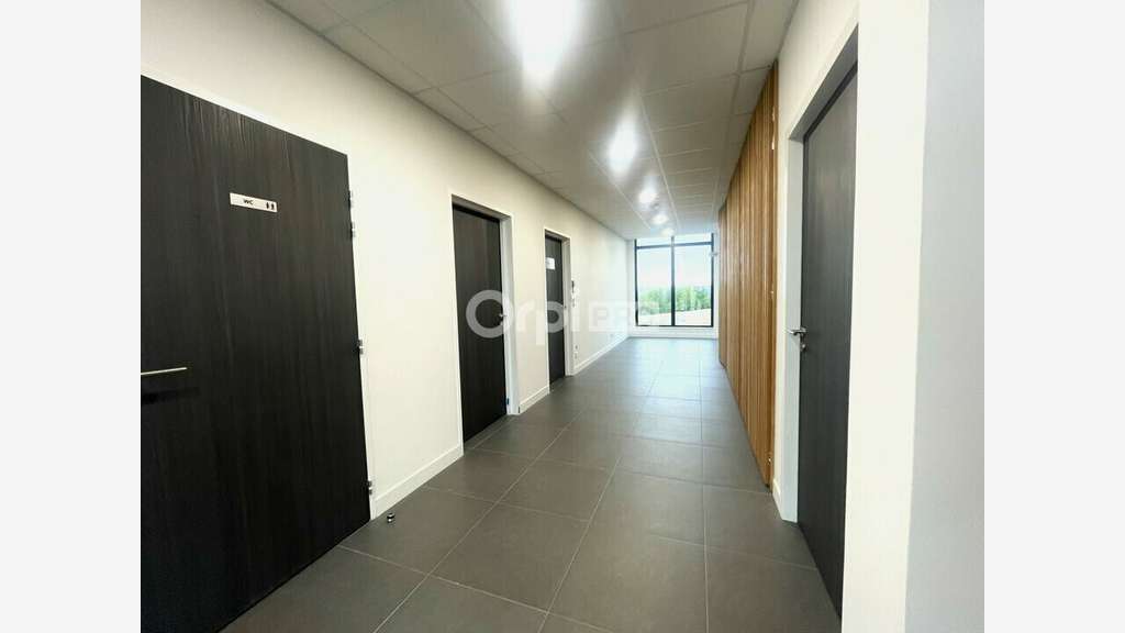 Bureau de 113m² à louer en RDC à Saint Quentin