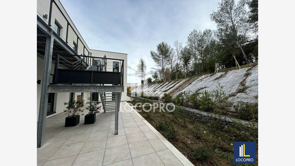 Loue bureaux divisibles 647m² à Sophia Antipolis
