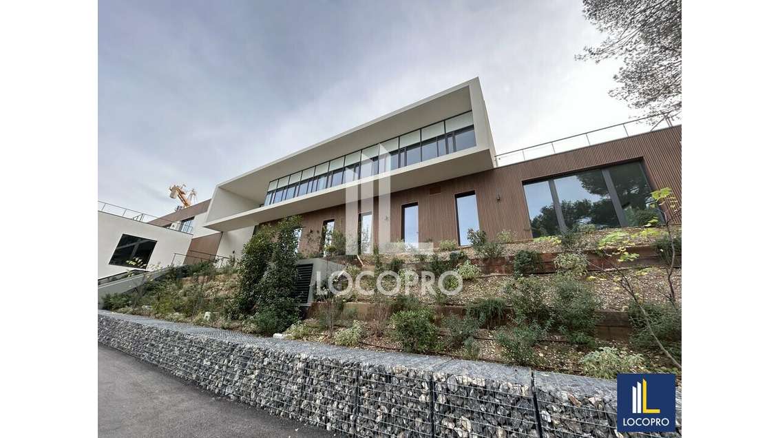 Loue bureaux divisibles 647m² à Sophia Antipolis