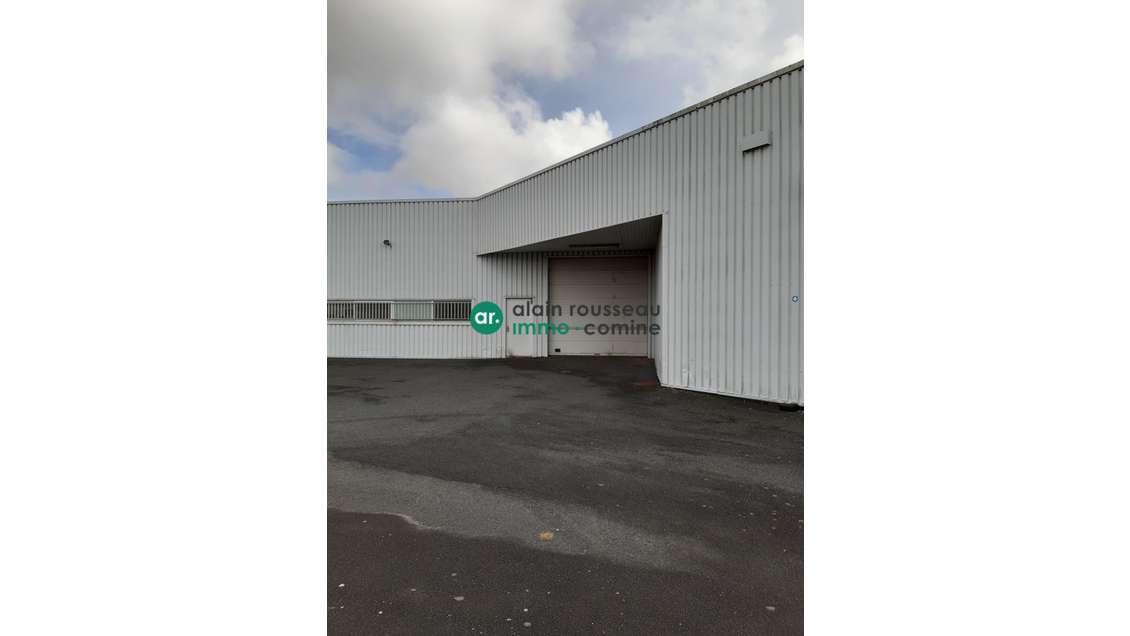 A louer zone de stockage 300m² à Longeron 