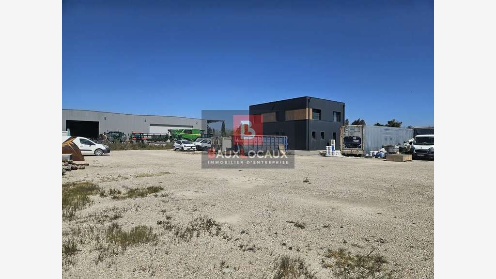Site avec terrain bureaux récent à louer à Arles