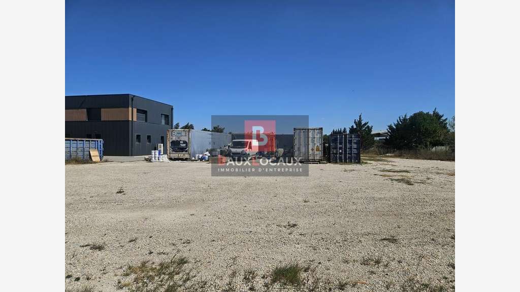 Site avec terrain bureaux récent à louer à Arles