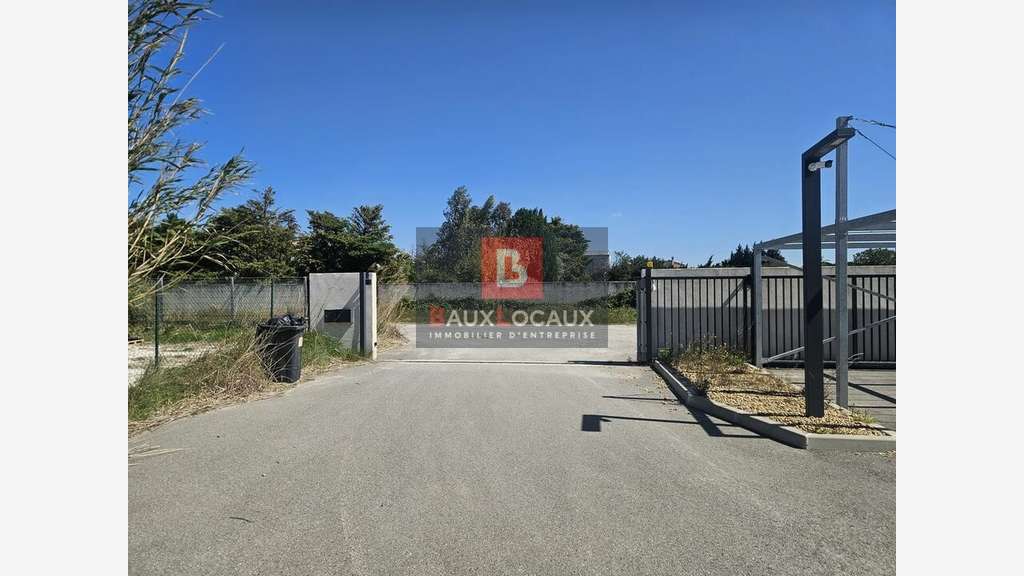 Site avec terrain bureaux récent à louer à Arles