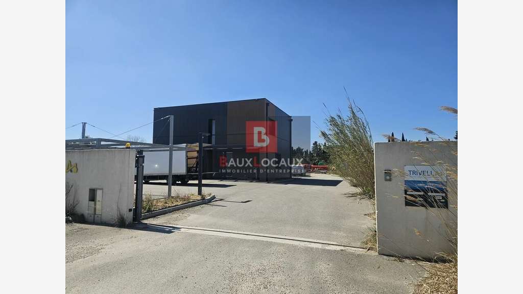 Site avec terrain bureaux récent à louer à Arles