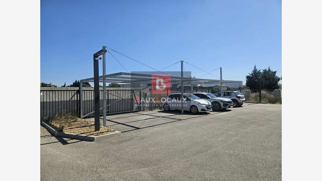 Site avec terrain bureaux récent à louer à Arles