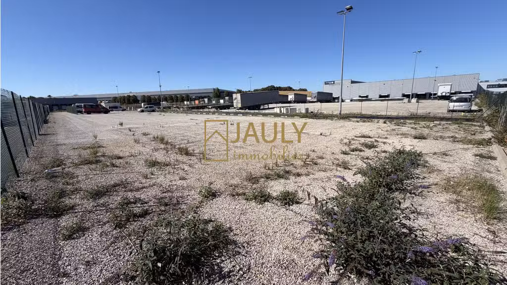 A louer terrain clos de 6500m² à 11 000m² à Poincy
