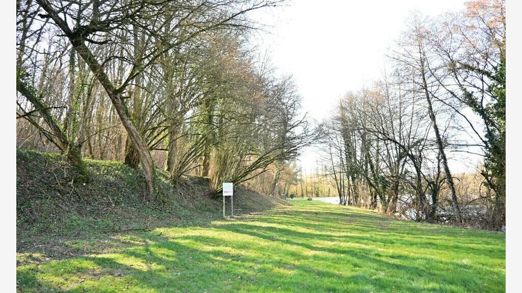 A louer terrain 8.5ha avec étang à Châtellerault