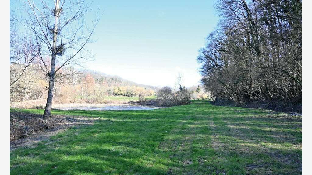 A louer terrain 8.5ha avec étang à Châtellerault