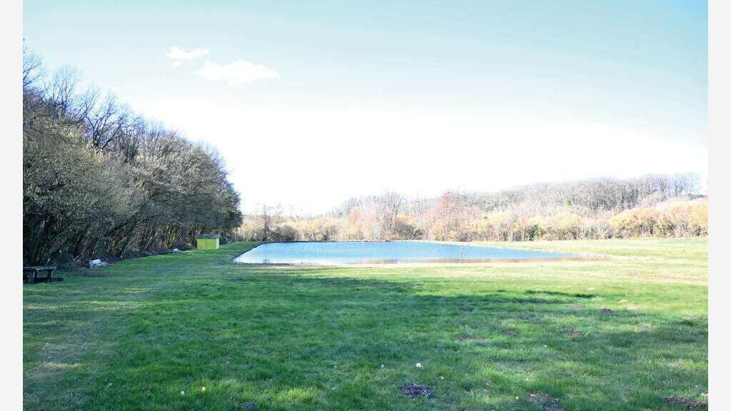 A louer terrain 8.5ha avec étang à Châtellerault