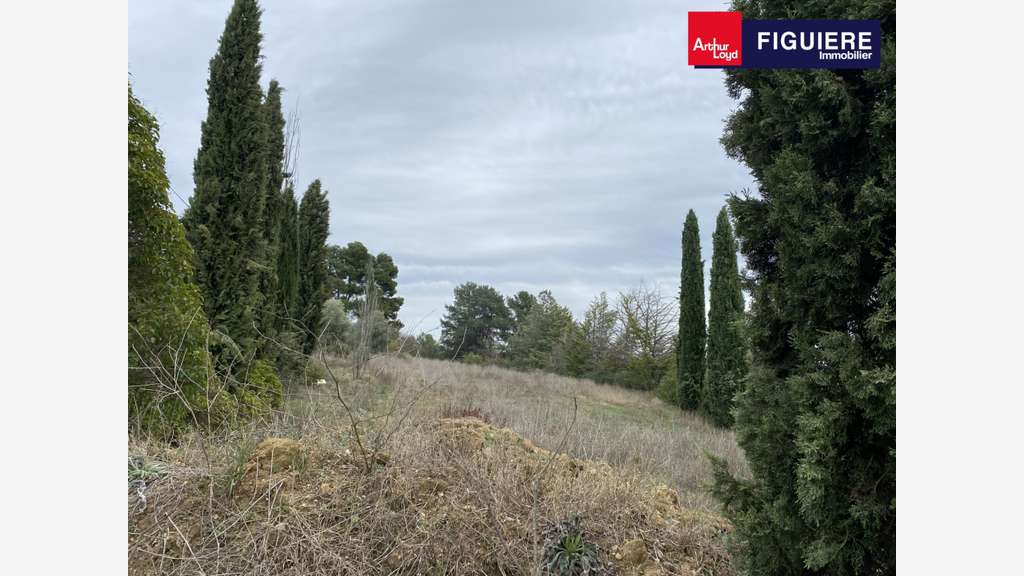 Terrain viabilisé de 15 000m² à louer à Aix en Pce