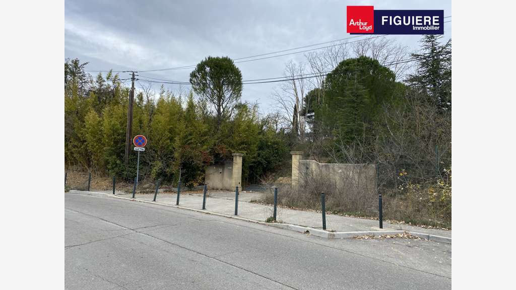 Terrain viabilisé de 15 000m² à louer à Aix en Pce