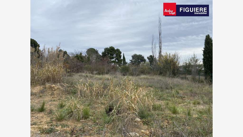 Terrain viabilisé de 15 000m² à louer à Aix en Pce