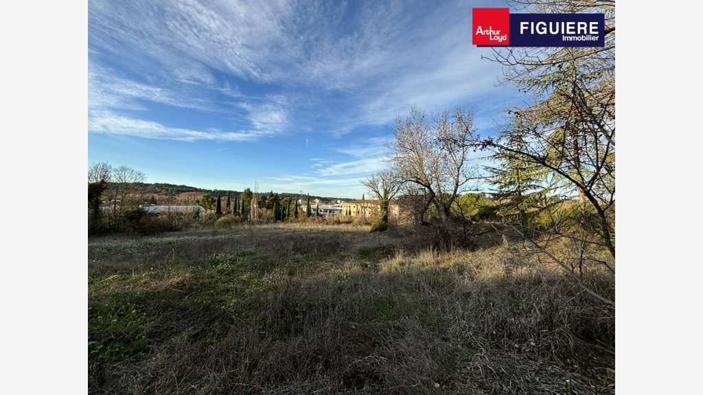 Terrain viabilisé de 15 000m² à louer à Aix en Pce