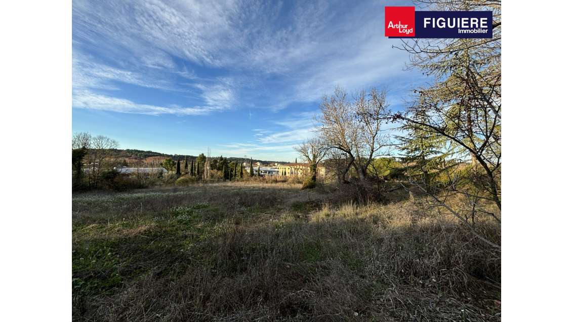 Terrain viabilisé de 15 000m² à louer à Aix en Pce