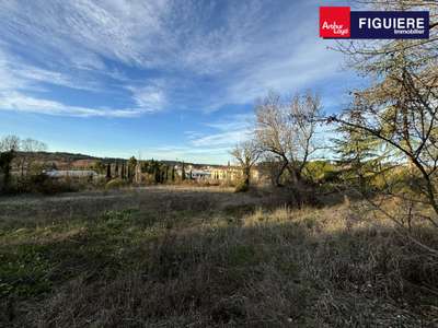 Terrain viabilisé de 15 000m² à louer à Aix en Pce