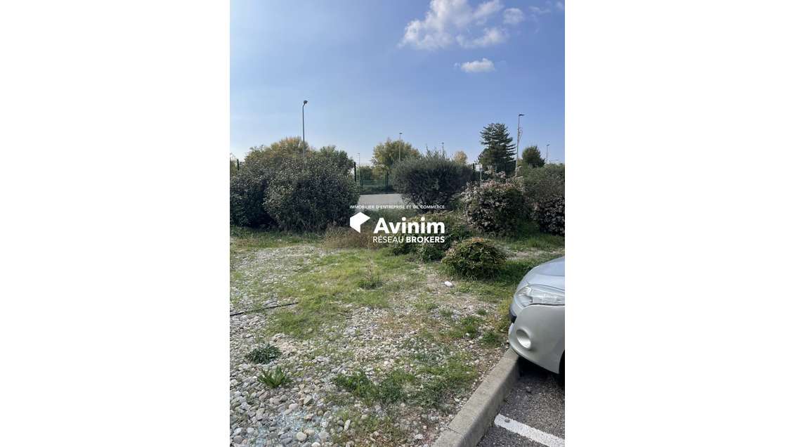 EMPLACEMENT COMMERCIAL. SUR PARKING